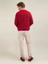 Pantalón de hombre de corte chino, color azul marino, con cinco bolsillos y ruedo doblado.