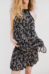 Top halter de tejido estampado con hilo metalizado y lentejuelas, cuello alto y bajo asimétrico con forro interior y cierre trasero con botones.