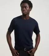 Remera básica de corte slim, confeccionada en algodón de punto medio, con cuello redondo y manga corta. Diseño liso sin estampados, ideal para un estilo versátil y cómodo.