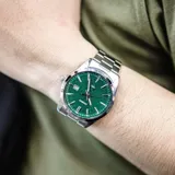 Reloj Casio plateado con esfera verde texturizada, caja de acero inoxidable de 40mm, movimiento de cuarzo, cristal mineral y calendario.