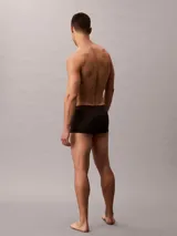 Pack de tres bóxers tipo trunk de talle bajo, confeccionados en algodón elástico. Presentan cintura elástica con el logo de la marca estampado.