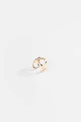 Earcuff plateado de zinc con diseño calado de formas circulares.