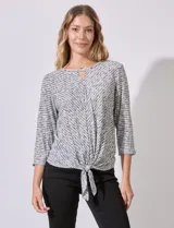 Blusa tejida marca Ruby Rd, con cuello a la base y abertura en V. Manga ¾ y nudo en la parte inferior.