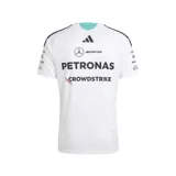 Remera deportiva Adidas del equipo Mercedes AMG Petronas, color blanco con detalles en negro y turquesa. Incorpora múltiples logotipos de patrocinadores impresos en el frente y las mangas, cuello en V y las clásicas tres tiras de Adidas en los hombros.