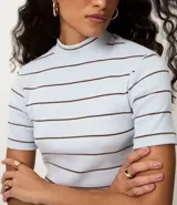 Blusa de ribana color marrón con rayas horizontales blancas, cuello medio, mangas cortas y corte ajustado.