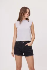 Short de denim negro de tiro alto, con diseño clásico de cinco bolsillos, cierre frontal con botón y ruedo desflecado.