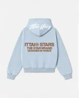 Hoodie celeste con capucha, de corte holgado y diseño de mangas largas. Presenta un estampado gráfico en color marrón en la espalda con el nombre de la marca y texto descriptivo, además de un logo bordado en blanco sobre la capucha.