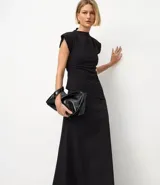 Pollera midi evasé negra, confeccionada en bengalina, con un recorte horizontal en la parte delantera.