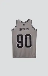 Musculosa deportiva gris con ribetes en cuello y sisas en negro y blanco. Estampado frontal con la palabra "RAVERS" y el número "90" en negro con borde blanco.