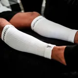 Medias de compresión blancas con logo de la marca Tiffosi en negro.