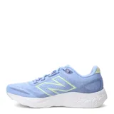 Championes de running New Balance Fresh Foam 680 V8, color celeste con detalles en verde lima y suela blanca.