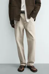 Jeans straight ankle fit de tiro medio, confeccionados en denim de algodón con efecto lavado en tono beige. Presenta diseño de cinco bolsillos, presillas para cinturón y cierre frontal con cremallera y botón metálico.
