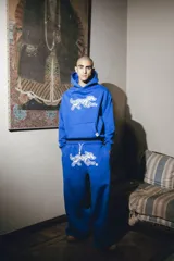 Hoodie azul con estampado de un perro en el pecho. Corte oversize.