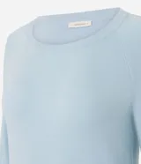 Suéter de punto color bordó, con cuello redondo y mangas largas, de diseño clásico y ajuste cómodo.