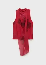Blusa roja con estampado floral, cuello drapeado y fular, sin mangas, con forro interior y cierre de botón en la parte posterior. Prenda de gasa perteneciente a la colección de evento.