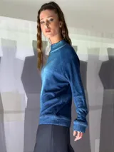 Buzo oversize verde con cuello alto y puños tejidos en morley. Confeccionado en lana merino teñida artesanalmente.