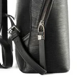 Mochila negra de símil cuero con relieve, acceso con cierre, herrajes plateados, correa fija y un compartimento. Tiene un bolsillo externo con cierre, un bolsillo interno con cierre y dos bolsillos internos abiertos.