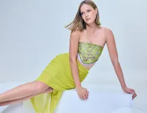 Falda corta color amarillo, cruzada adelante, con pretina ancha elastizada y forro interno a tono. Marca Cable & Gauge.