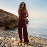 Pantalón ancho de tiro alto, color rojo oscuro o bordó, con cordón ajustable en la cintura.