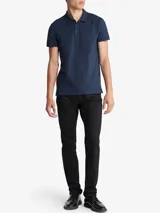 Chomba azul marino de piqué de algodón con logo bordado en el pecho, cuello clásico con botones y corte slim.