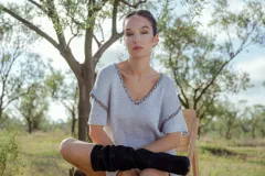 Minivestido tejido en lurex plateado, con escote en V y mangas cortas. Presenta detalle de bordado en el escote y mangas.