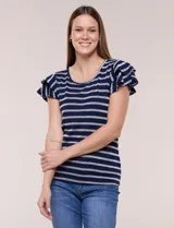 Remera de silueta al cuerpo confeccionada en género de punto elastizado con fina textura acanalada, con diseño de rayas y volantes en las mangas.