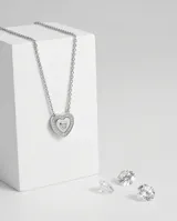 Collar de acero con dije en forma de corazón, decorado con nácar y circonias incrustadas.
