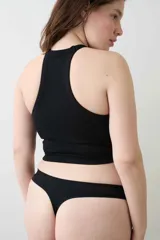 Top rojo de microfibra seamless con tejido en punto canale y pieza de tela interna para soporte del busto.