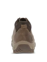 Bota de cuero marrón con cordones, diseño de caña baja y suela de goma con relieve.