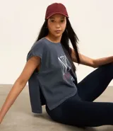 Remera deportiva de algodón con efecto desteñido, cuello redondo, manga corta sin sisa y estampado NYC Athletic.