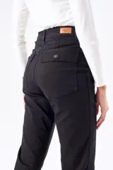 Pantalón cargo color verde oliva, de corte recto, con bolsillos laterales y traseros.