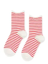 Par de medias blancas con rayas horizontales rojas.