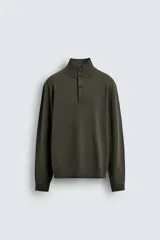 Jersey de punto de corte regular, con cuello perkins y cierre frontal parcial con botonadura. Presenta manga larga y acabados en rib en puños y bajo.