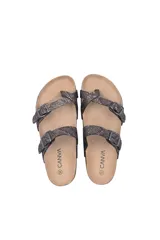 Sandalia tipo birkenstock de mujer, color marrón oscuro con textura de piel de serpiente metalizada. Cuenta con dos tiras ajustables con hebillas metálicas y una tira central que separa el dedo gordo. La base es de corcho y la suela de EVA.
