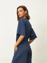 Remera azul oscuro de manga corta, cuello redondo y corte holgado.