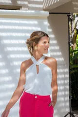 Top tejido de punto en hilo de algodón con escote halter y detalle de nudo frontal con abertura tipo gota.