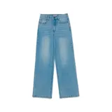 Jeans de corte wide leg en denim color celeste claro con efecto lavado. Presenta diseño clásico de cinco bolsillos, cierre con cremallera y botón metálico, con detalles de marca en remaches y parches.
