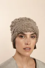 Gorro tejido a mano con hilado rueca, color beige. Presenta variedad de texturas: punto garbanzo y guarda con diseño de trenzas.