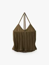 Top de punto tejido con diseño halter, escote en V y tiras finas para anudar al cuello, en color verde militar.