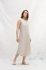 Vestido midi color beige de lino, sin mangas y con escote redondo.