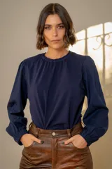 Remera de algodón con cuerpo en color beige y mangas largas abullonadas en color blanco. Presenta cuello redondo con frunces y puños elásticos.