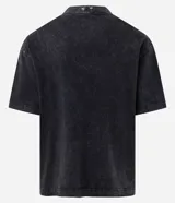 Remera de algodón con efecto lavado, cuello alto y detalle de piercings metálicos en el escote. Presenta un corte holgado y mangas cortas.