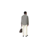 Camisa de manga larga Jacquemus modelo La Chemise Molino, de color gris, con cuello camisero, cierre frontal con botones oscuros y un bolsillo en el pecho con detalle bordado.