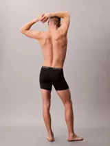 Pack de tres bóxers negros de corte clásico con cintura elástica con el logo de Calvin Klein en blanco.