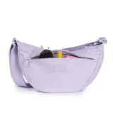 Bolso tipo bandolera Jansport, diseño curvo en color bordó, con correa ajustable y bolsillo frontal con cierre.