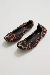 Balerina de tela con diseño de animal print de leopardo, con borde elástico para un ajuste cómodo y plantilla interior negra.