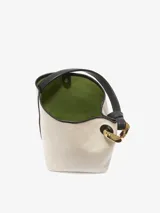 Bolso de hombro tipo bucket color crema, con detalles en cuero negro y herrajes dorados.