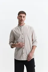 Camisa de hombre color beige con cuello mao, mangas largas con trabilla para enrollar y abotonar, y cierre frontal con botones.