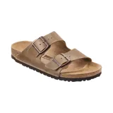 Sandalias Birkenstock Arizona de cuero color marrón, con doble tira ajustable con hebilla metálica y plantilla anatómica de corcho y látex.