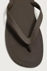 Sandalia de goma color negro, de diseño plano y tiras delgadas en el empeine estilo ojota.